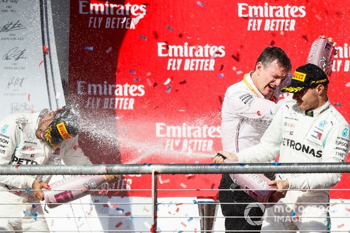 Campeón del Mundo Lewis Hamilton, Mercedes AMG F1, el ganador de la carrera Valtteri Bottas, Mercedes AMG F1 y James Allison, Director Técnico, Mercedes AMG celebran en el podio