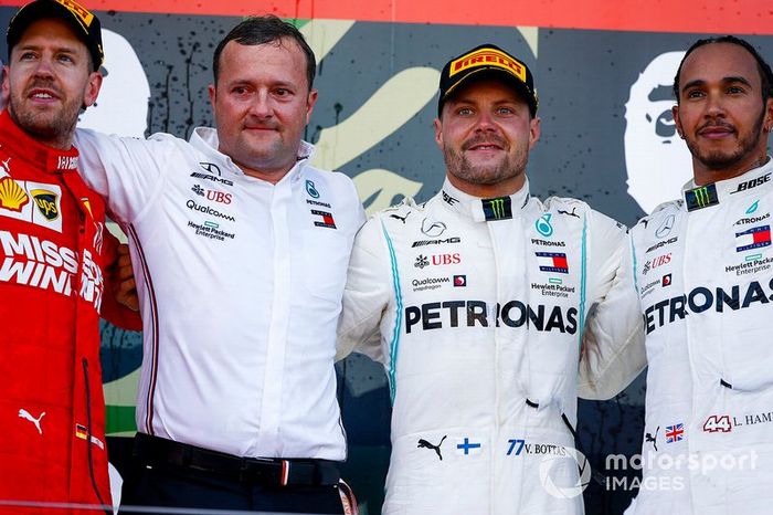 Podio: segundo lugar Sebastian Vettel, Ferrari, ganador Valtteri Bottas, Mercedes AMG F1 y tercero Lewis Hamilton, Mercedes AMG F1