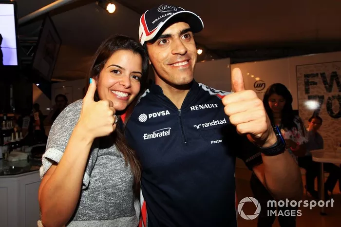 Ganador de la pole Pastor Maldonado,  Williams celebra junto a su novia Gabriella Tarkany