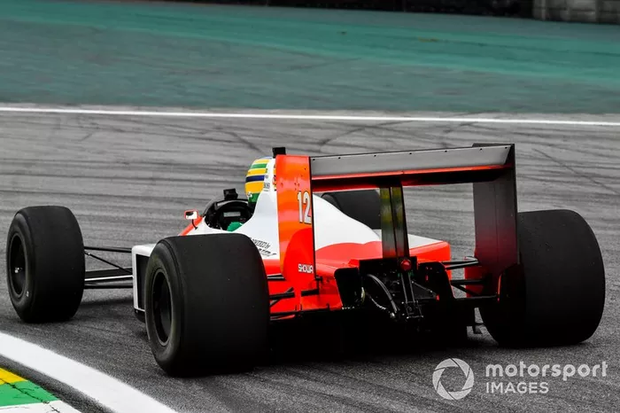 Bruno Senna conduce el McLaren MP4/4