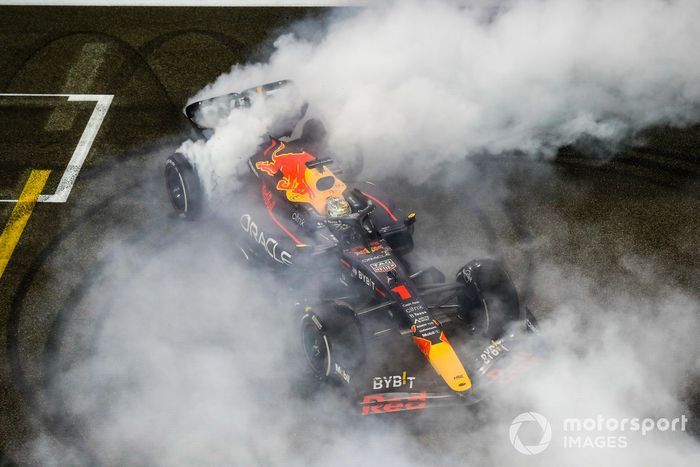 Max Verstappen, Red Bull Racing RB18, celebra la victoria con donuts