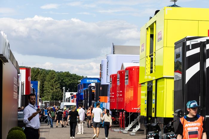 Atmosphere in the paddock