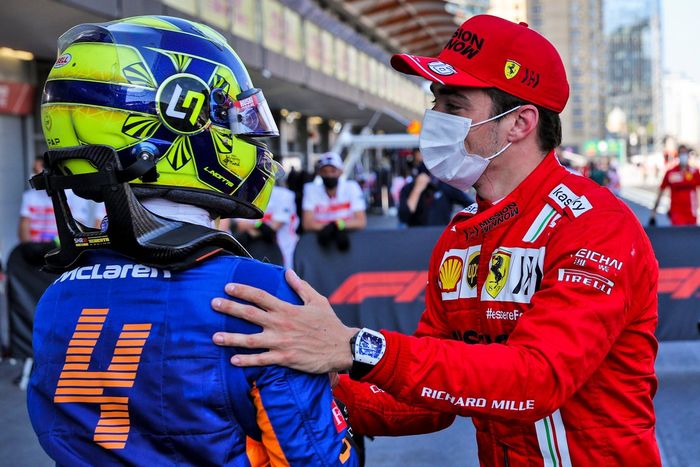 Ganador de la pole Charles Leclerc, Ferrari y Lando Norris, McLaren