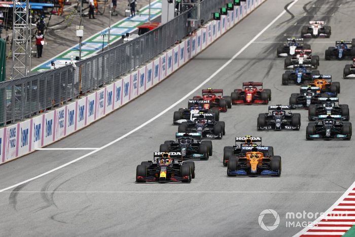 Max Verstappen, Red Bull Racing RB16B, Lando Norris, McLaren MCL35M, Sergio Pérez, Red Bull Racing RB16B, Lewis Hamilton, Mercedes W12, Valtteri Bottas, Mercedes W12, Pierre Gasly, AlphaTauri AT02, al inicio
