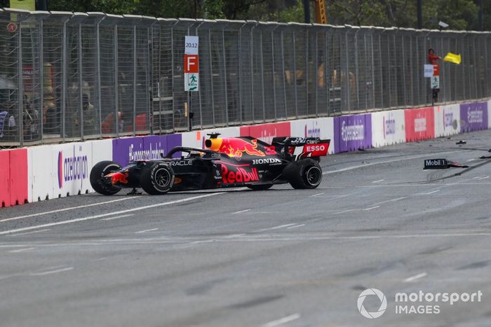 Max Verstappen, Red Bull Racing RB16B choca