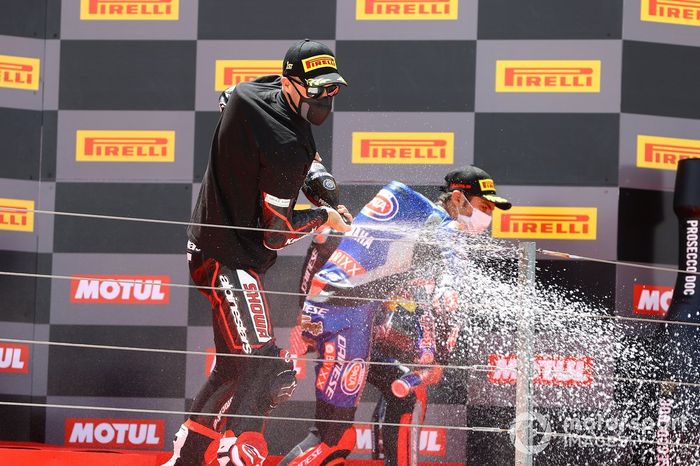 Podio: Jonathan Rea, Kawasaki Racing Team WorldSBK celebra haber ganado 100 carreras del WorldSBK