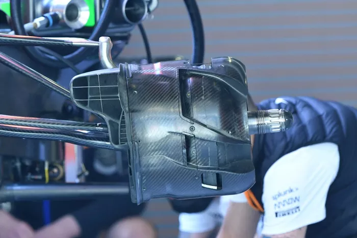 Detalle del ducto de frenos frontales del McLaren MCL35M 
