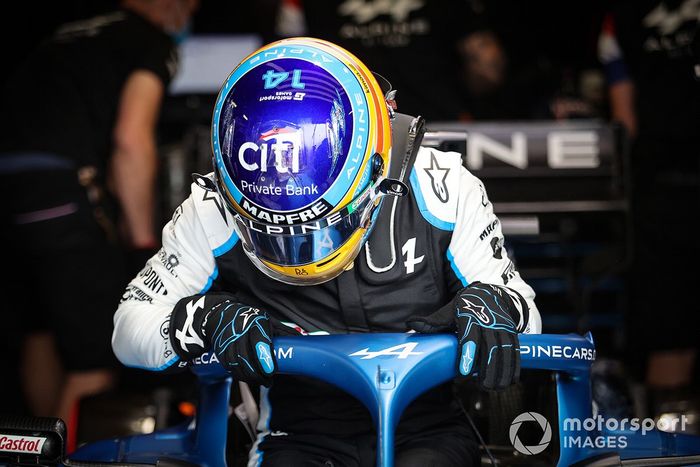 El casco de Fernando Alonso, Alpine con el logo de Motorsport Games