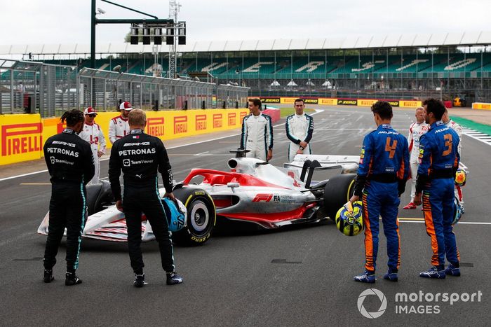 Lewis Hamilton, Mercedes, Kimi Raikkonen, Alfa Romeo Racing, Antonio Giovinazzi, Alfa Romeo Racing, Valtteri Bottas, Mercedes, George Russell, Williams, Nicholas Latifi, Williams, Lando Norris, McLaren, Nikita Mazepin, Haas F1, Daniel Ricciardo, McLaren y Nikita Mazepin, Haas F1 en el evento de lanzamiento del coche de Fórmula 1 de 2022 en la parrilla de Silverstone