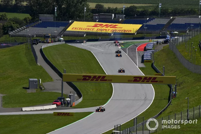 Max Verstappen, Red Bull Racing RB16, Alex Albon, Red Bull Racing RB16, Lando Norris, McLaren MCL35, y Lewis Hamilton, Mercedes F1 W11 EQ Performance