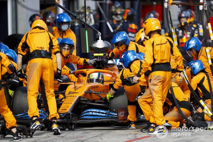 Lando Norris, McLaren MCL35 pit stop