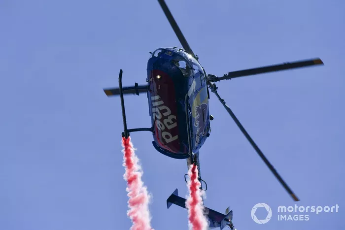 El MBB Bo 105C de los Flying Bulls pasa por el circuito