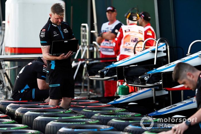 El equipo Williams prepara los neumáticos Pirelli