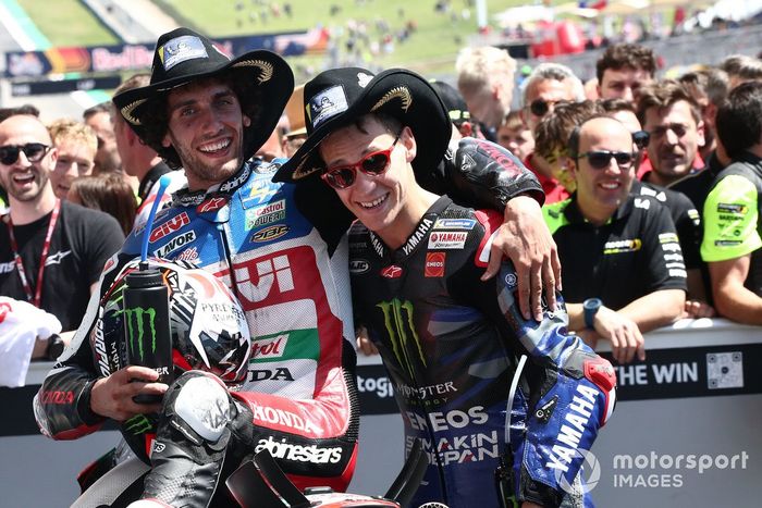 Ganador de la carrera Alex Rins, Team LCR Honda y el tercer lugar Fabio Quartararo, Yamaha Factory Racing