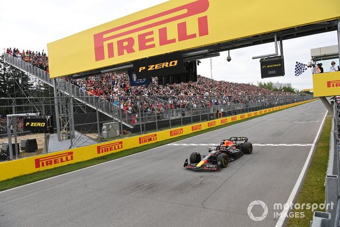 Max Verstappen, Red Bull Racing RB19, 1ª posición, toma la bandera a cuadros