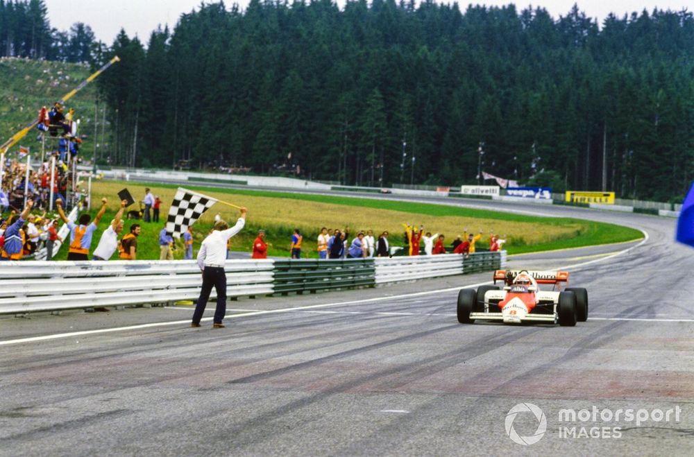 Niki Lauda, McLaren MP4-2 TAG, cruza la línea de meta y toma la bandera a cuadros.