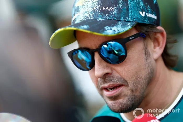 Fernando Alonso, Aston Martin F1 Team, s'adresse aux médias 