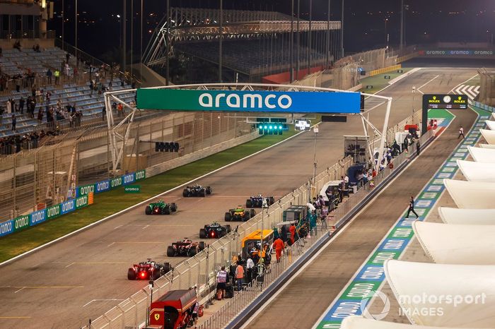 George Russell, Mercedes F1 W15, Charles Leclerc, Ferrari SF-24, Fernando Alonso, Aston Martin AMR24, Zhou Guanyu, Kick Sauber C44, Oscar Piastri, McLaren MCL38, Nico Hulkenberg, Haas VF-24, Yuki Tsunoda, VCARB 01, práctica de salida.