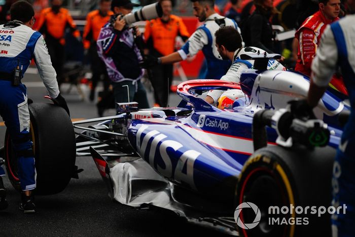 Los mecánicos mueven el coche de Daniel Ricciardo, RB F1 Team VCARB 01