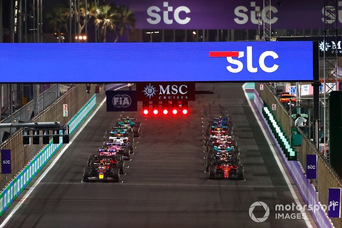 Arrancada Sergio Pérez, Red Bull Racing RB18, Charles Leclerc, Ferrari F1-75, Max Verstappen, Red Bull Racing RB18, Carlos Sainz Jr, Ferrari F1-75