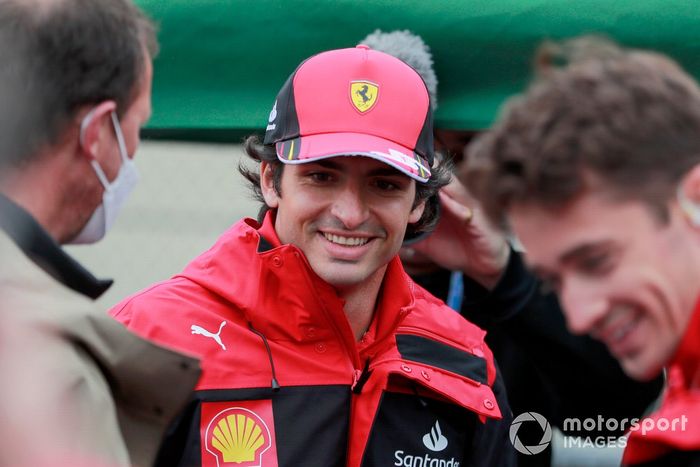 Carlos Sainz Jr., Ferrari, en el paddock