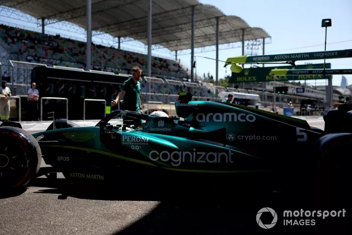 Sebastian Vettel, Aston Martin AMR22, sale del garaje