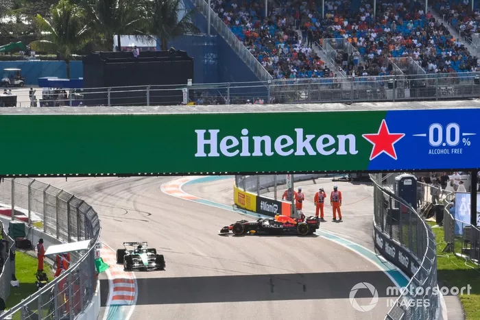 Sergio Pérez, Red Bull Racing RB18, se recupera de un trompo