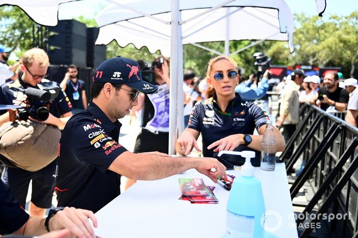 Sergio Pérez, de Red Bull Racing, firma autógrafos para los aficionados 