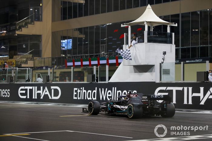 Lewis Hamilton, Mercedes F1 W11, 3ª posición, pasa la bandera a cuadros