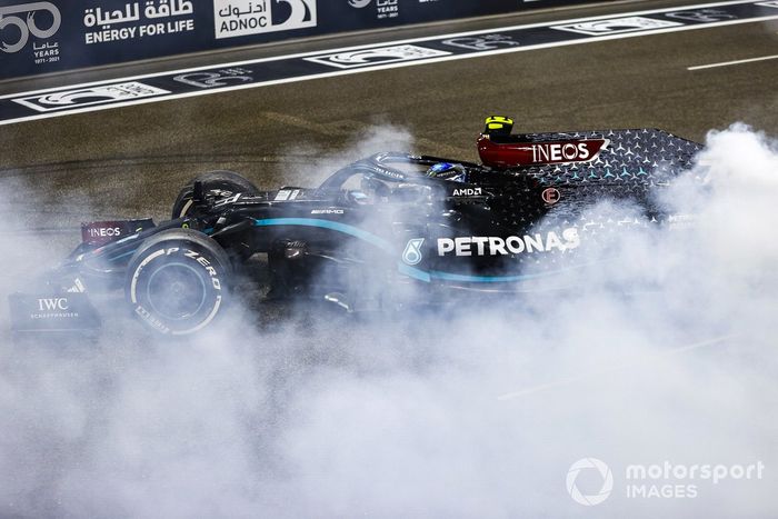 Valtteri Bottas, Mercedes F1 W11, 2ª posición, realiza unos donuts de celebración