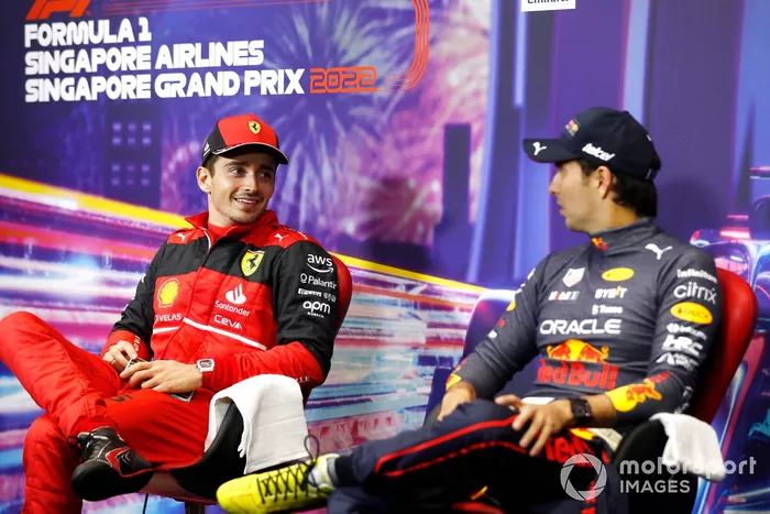 Charles Leclerc, Ferrari, 2ª posición, con Sergio Pérez, Red Bull Racing, en la conferencia