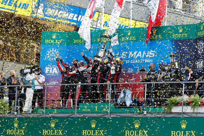 Podio: ganadores #7 Toyota Gazoo Racing Toyota GR010 - Hybrid Hypercar, Mike Conway, Kamui Kobayashi, José María López, segundo lugar #8 Toyota Gazoo Racing Toyota GR010 - Hybrid Hypercar, Sebastien Buemi, Kazuki Nakajima, Brendon Hartley, tercer lugar #36 Alpine Elf Matmut Alpine A480 - Gibson Hypercar, André Negrão, Nicolas Lapierre, Matthieu Vaxiviere