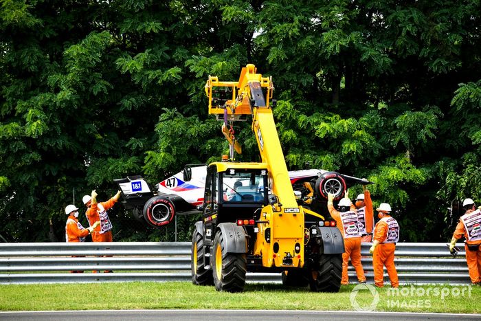 Los oficiales de pista retiran el coche de Mick Schumacher, Haas VF-21, del circuito tras su accidente en la FP3