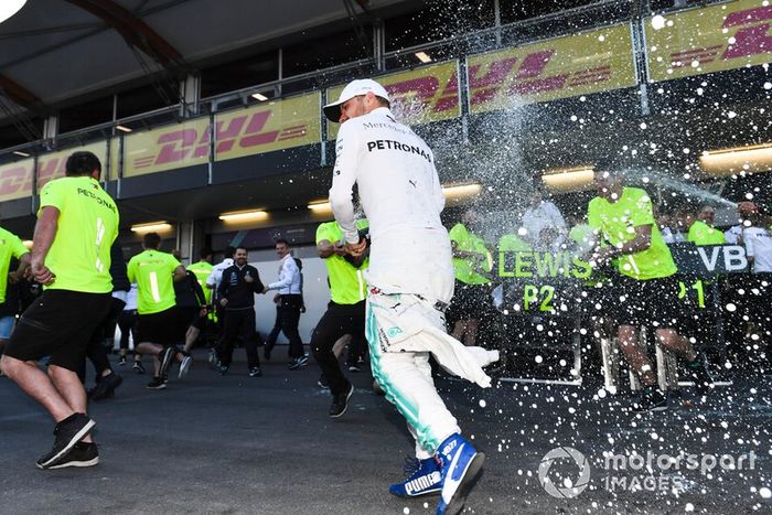 Valtteri Bottas, Mercedes AMG F1, 1ª posición, y el equipo Mercedes celebran después de la carrera