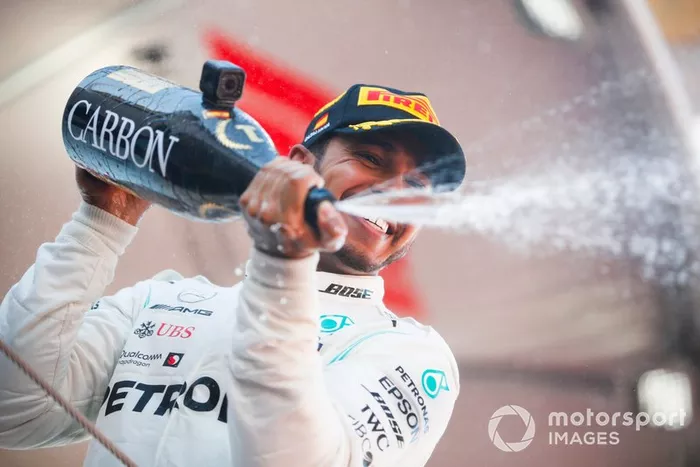 Race Winner Lewis Hamilton, Mercedes AMG F1 celebrates on the podium with the champagne