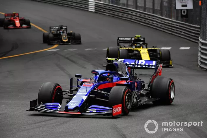 Alexander Albon, Toro Rosso STR14, Nico Hulkenberg, Renault R.S. 19, y Romain Grosjean, Haas F1 Team VF-19