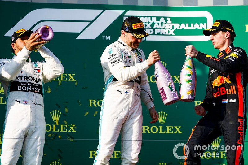 Lewis Hamilton, Mercedes AMG F1, secondo, Valtteri Bottas, Mercedes AMG F1, vincitore, e Max Verstappen, Red Bull Racing, terzo, festeggiano con lo champagne sul podio