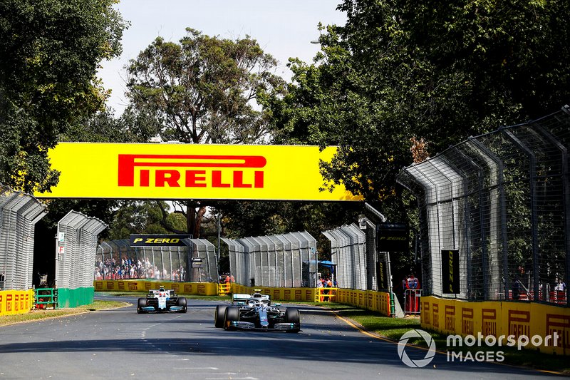 Valtteri Bottas, Mercedes AMG W10, leads Robert Kubica, Williams FW42