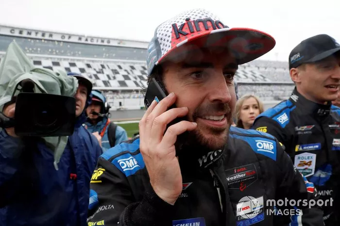 Fernando Alonso es felicitado tras su victoria en Daytona