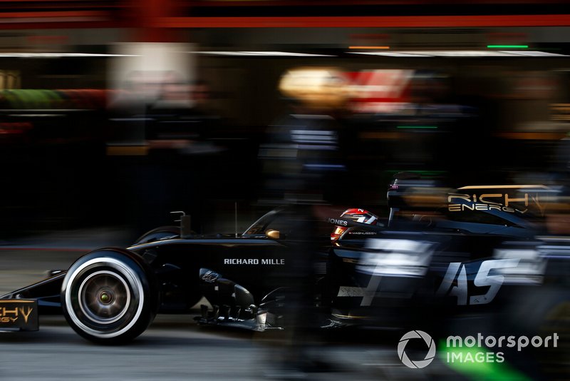Romain Grosjean, Haas F1 Team VF-19 pit stop