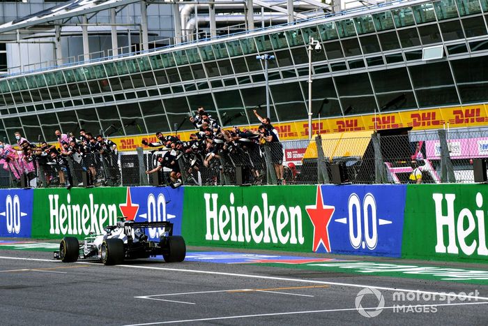 Pierre Gasly, AlphaTauri AT01, 1er puesto, se lleva la victoria para el deleite de su equipo