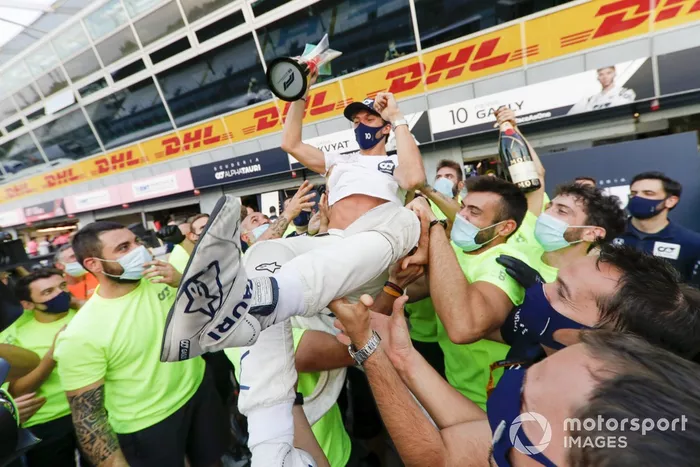 Ganador Pierre Gasly, AlphaTauri, se sube a los hombros de su equipo para celebrar