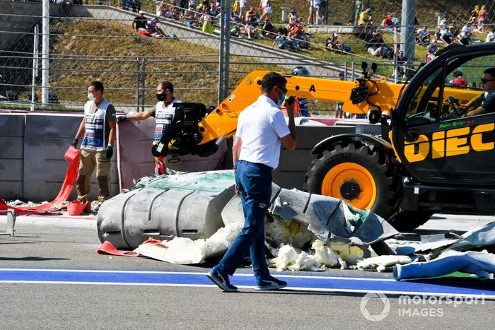 Michael Masi, director de carrera, con los comisarios recuperando el coche de Jack Aitken, Campos Racing, tras su accidente con Luca Ghiotto, Hitech Grand Prix 