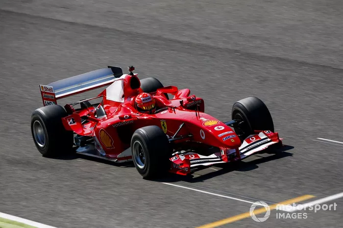 Mick Schumacher conduce el Ferrari F2004 con el que ganó el campeonato Michael Schumacher, en una carrera de demostración para celebrar el Gran Premio número 1000 de Ferrari 