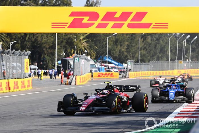 Zhou Guanyu, Alfa Romeo C43, Alex Albon, Williams FW45