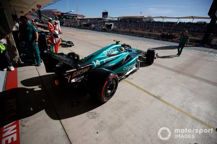 Fernando Alonso, Aston Martin AMR23, sale del garaje