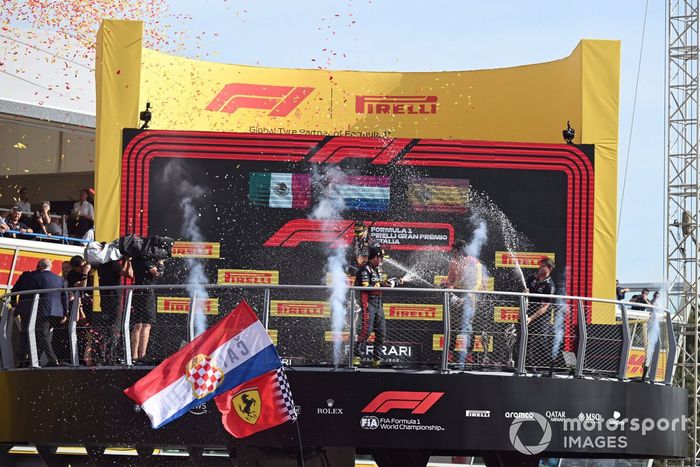 Sergio Pérez, Red Bull Racing, 2ª posición, Max Verstappen, Red Bull Racing, 1ª posición, Carlos Sainz, Scuderia Ferrari, 3ª posición, spray Champagne en el podio.