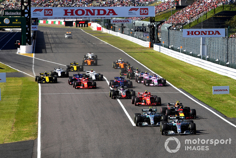 Lewis Hamilton, Mercedes-AMG F1 W09 y el resto del campo en la largada.