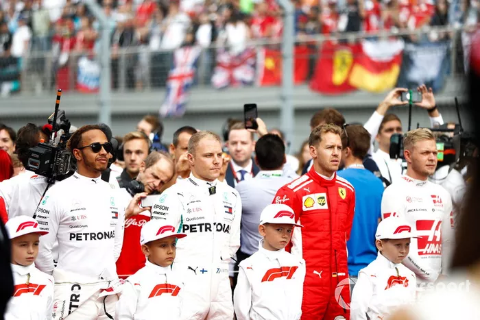 Lewis Hamilton, Mercedes AMG F1, Valtteri Bottas, Mercedes AMG F1, Sebastian Vettel, Ferrari, Kevin Magnussen, Haas F1 Team y otros pilotos en la parrilla