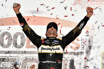 Ganador de la carrera Aric Almirola, Stewart-Haas Racing, Ford Fusion Smithfield Bacon for Life